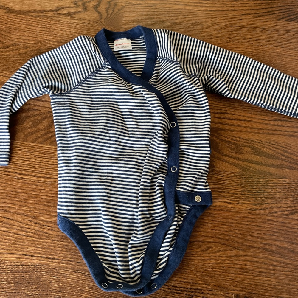 Hanna Andersson onesie wrap bodysuit. Perfect condition. 18-24m